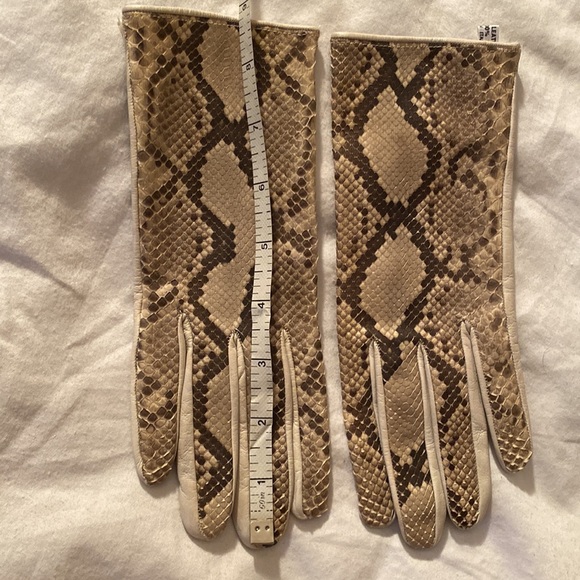 NEW SAKS FIFTH AVENUE genuine leather GLOVES w/silk lining sz 7 ITALY - Picture 10 of 10